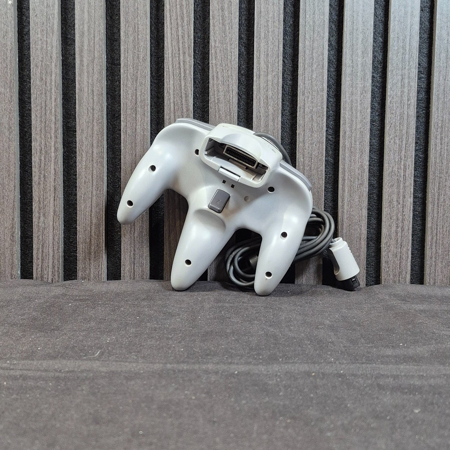 Original Nintendo 64 Controller NUS-005 Rückseite mit Kabel und Erweiterungsanschluss