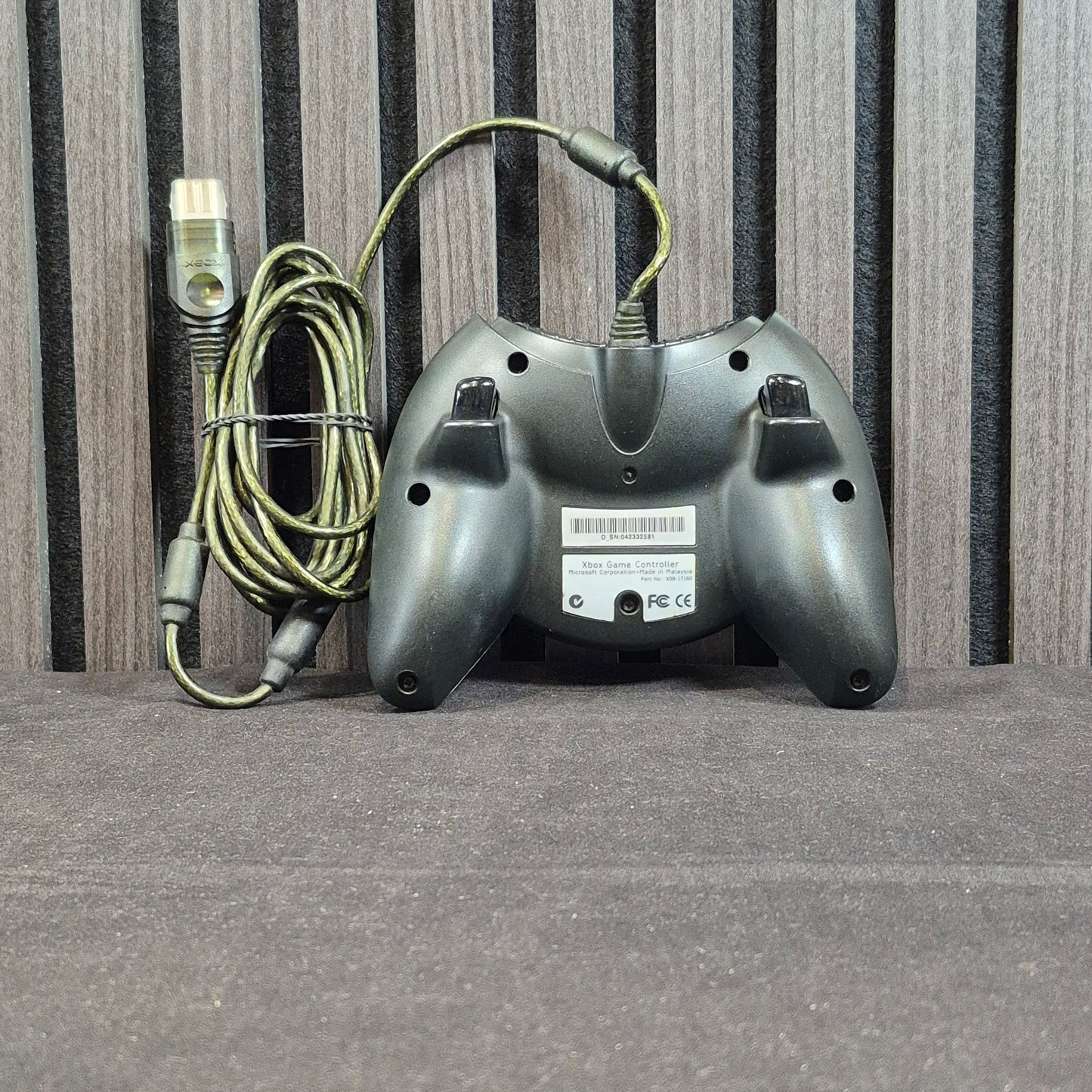 Original Microsoft Xbox Controller S Schwarz – Rückseite mit Anschlusskabel