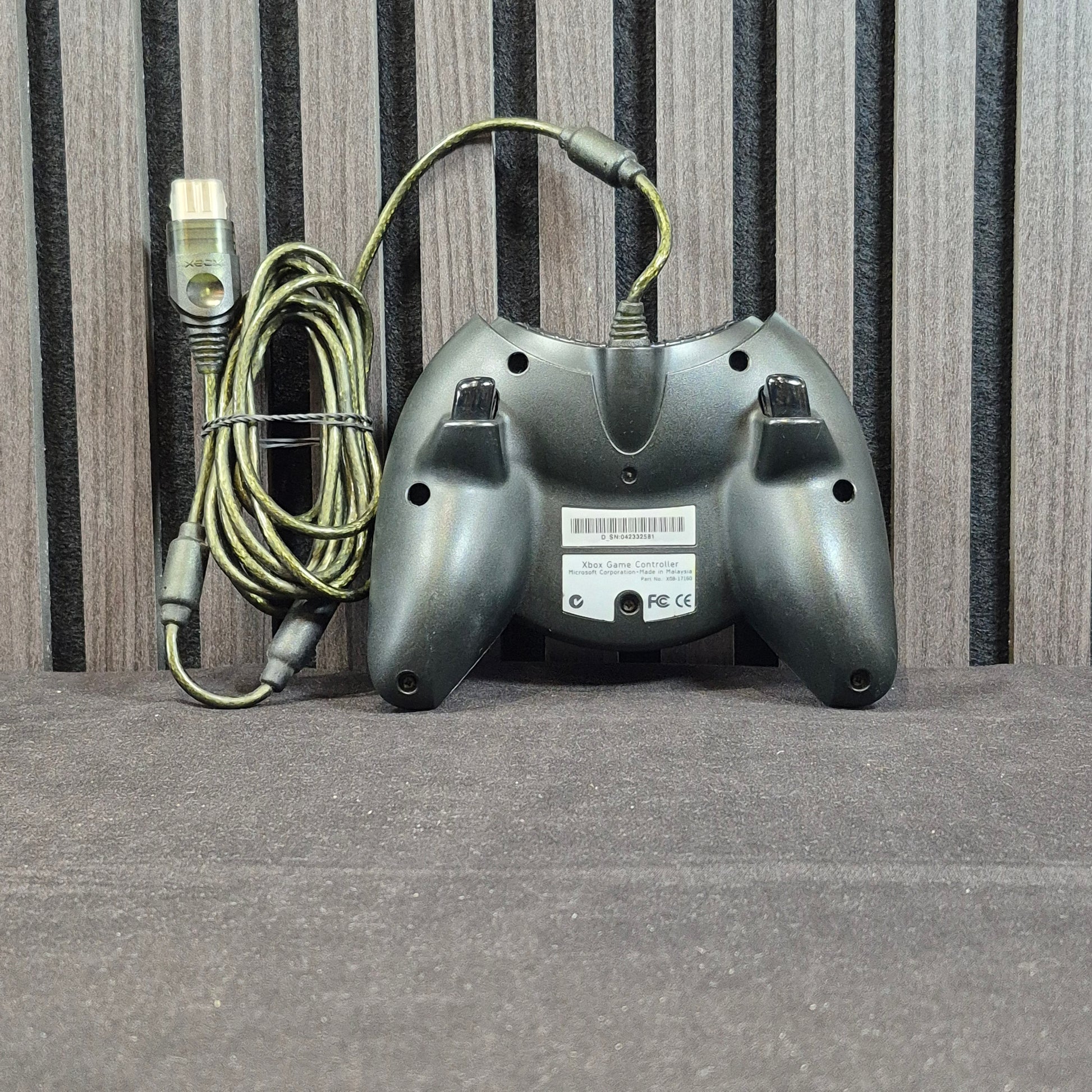 Original Microsoft Xbox Controller S Schwarz – Rückseite mit Anschlusskabel