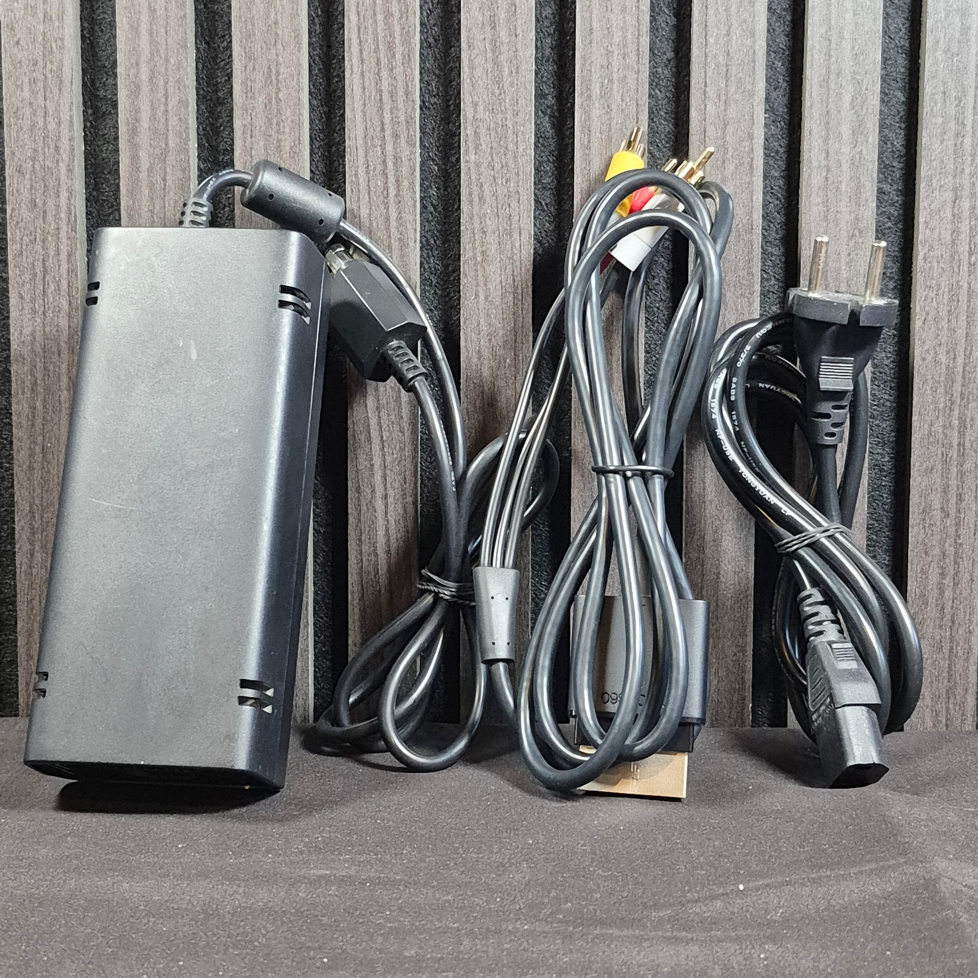 Xbox 360 S Netzteil, Stromkabel und AV-Anschlusskabel