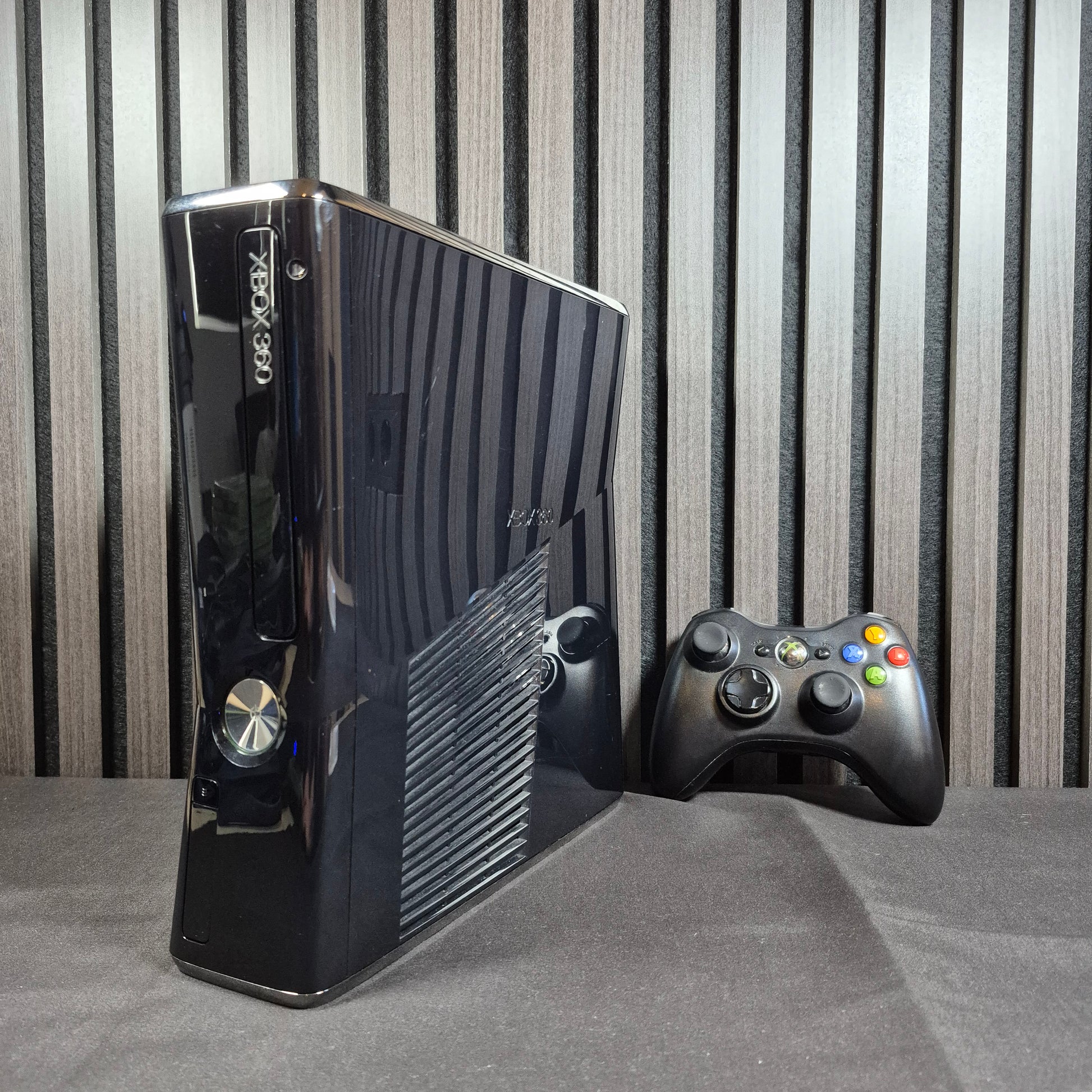 Microsoft Xbox 360 Slim 250GB CIB mit Controller und Spiel – Gesamtansicht des Lieferumfangs
