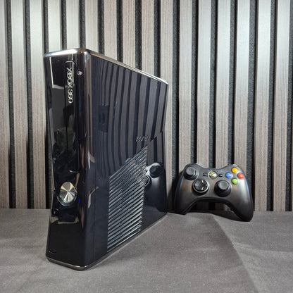 Microsoft Xbox 360 Slim 250GB CIB mit Controller und Spiel – Gesamtansicht des Lieferumfangs