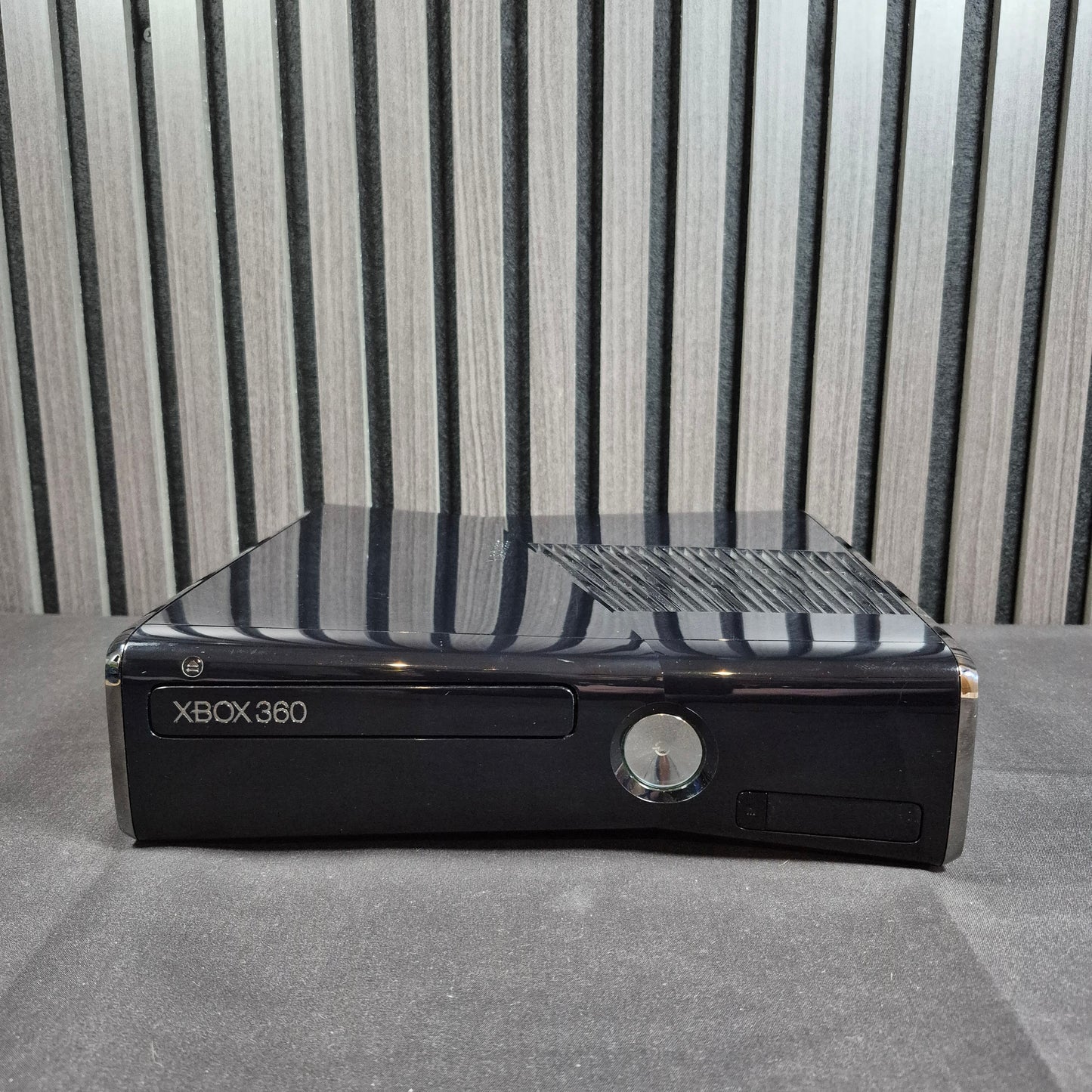 Microsoft Xbox 360 Slim 250GB Vorderseite