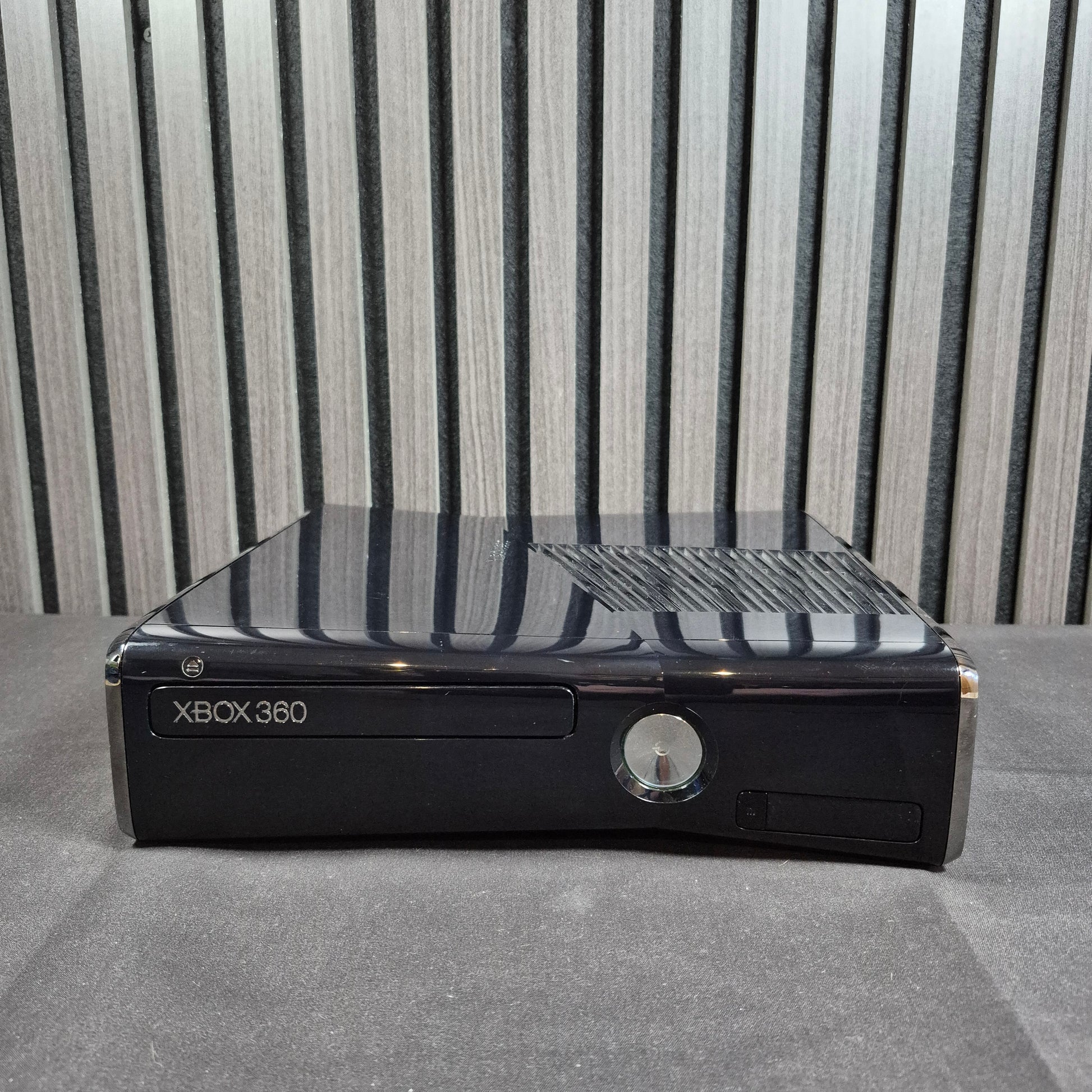 Microsoft Xbox 360 Slim 250GB Vorderseite