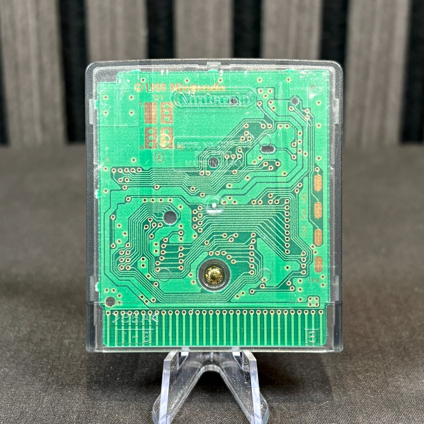 Rückseite des Game Boy Color Moduls mit Seriennummer und Platine