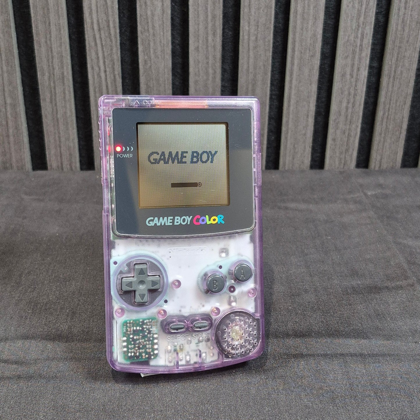 Game Boy Color Atomic Purple – Display und Bedienelemente
