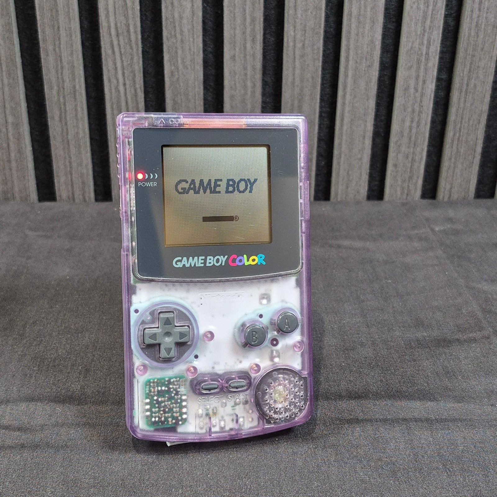 Game Boy Color Atomic Purple – Display und Bedienelemente

