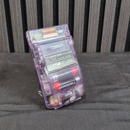 Game Boy Color Atomic Purple – Rückseite mit Batteriefach
