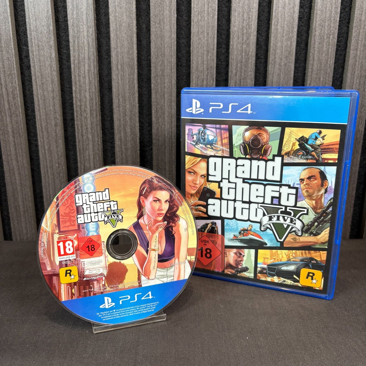 GTA V PS4 Frontansicht mit Hülle und Karte