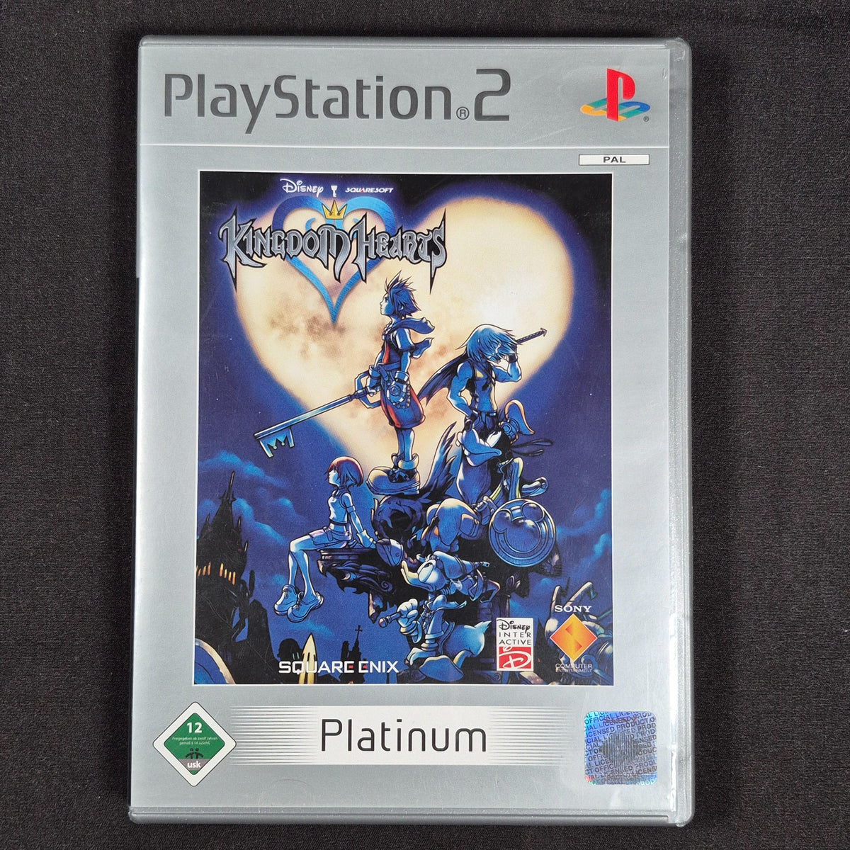 Kingdom Hearts - Platinum – Sony PlayStation 2 – Deutsch (Sprachausgabe und Bildschirmtexte) – Zustand Gut – Vorderseite – NEVO Store