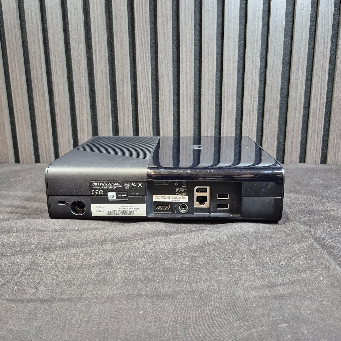 Rückseite der Microsoft Xbox 360 E 500GB Konsole mit Anschlüssen