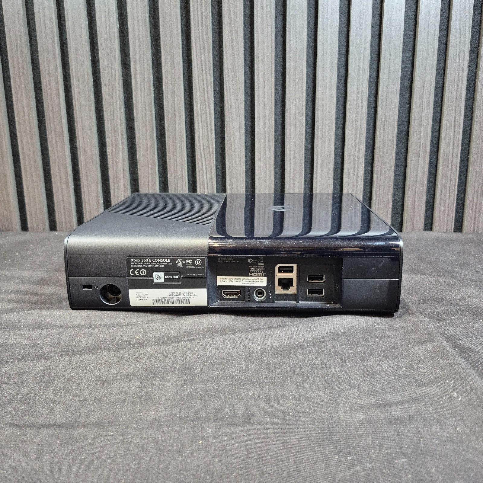 Rückseite der Microsoft Xbox 360 E 500GB Konsole mit Anschlüssen