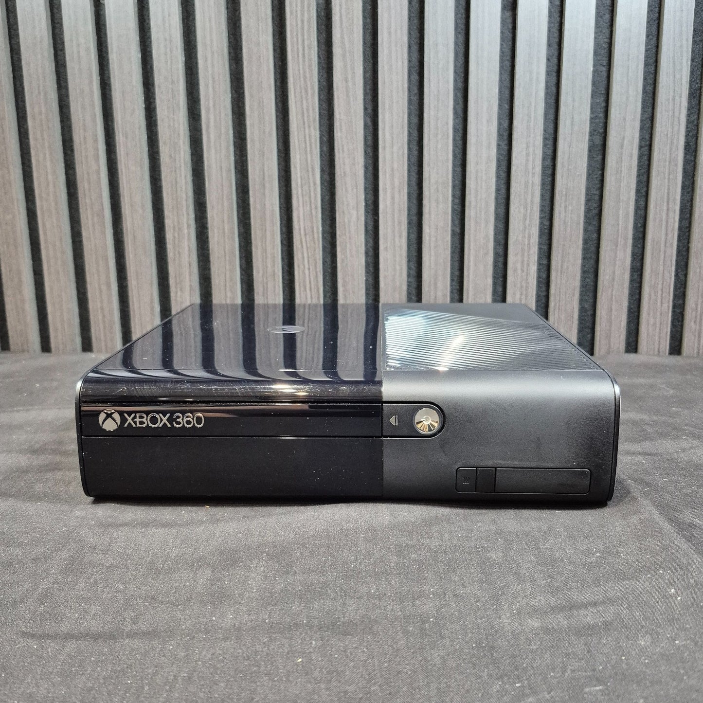 Microsoft Xbox 360 E 500GB Konsole im sehr guten Zustand mit Originalverpackung