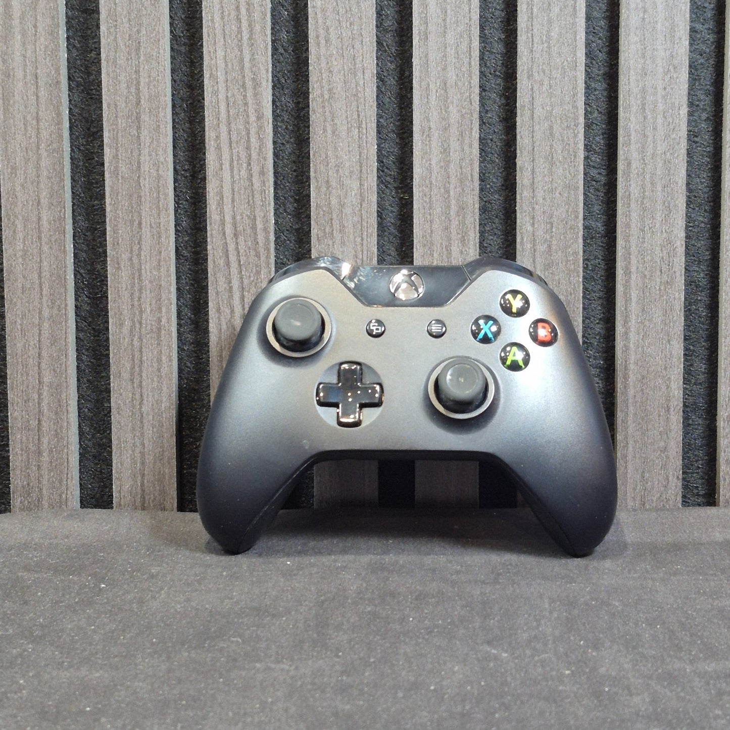 Xbox One Controller und Kabel aus dem Lieferumfang