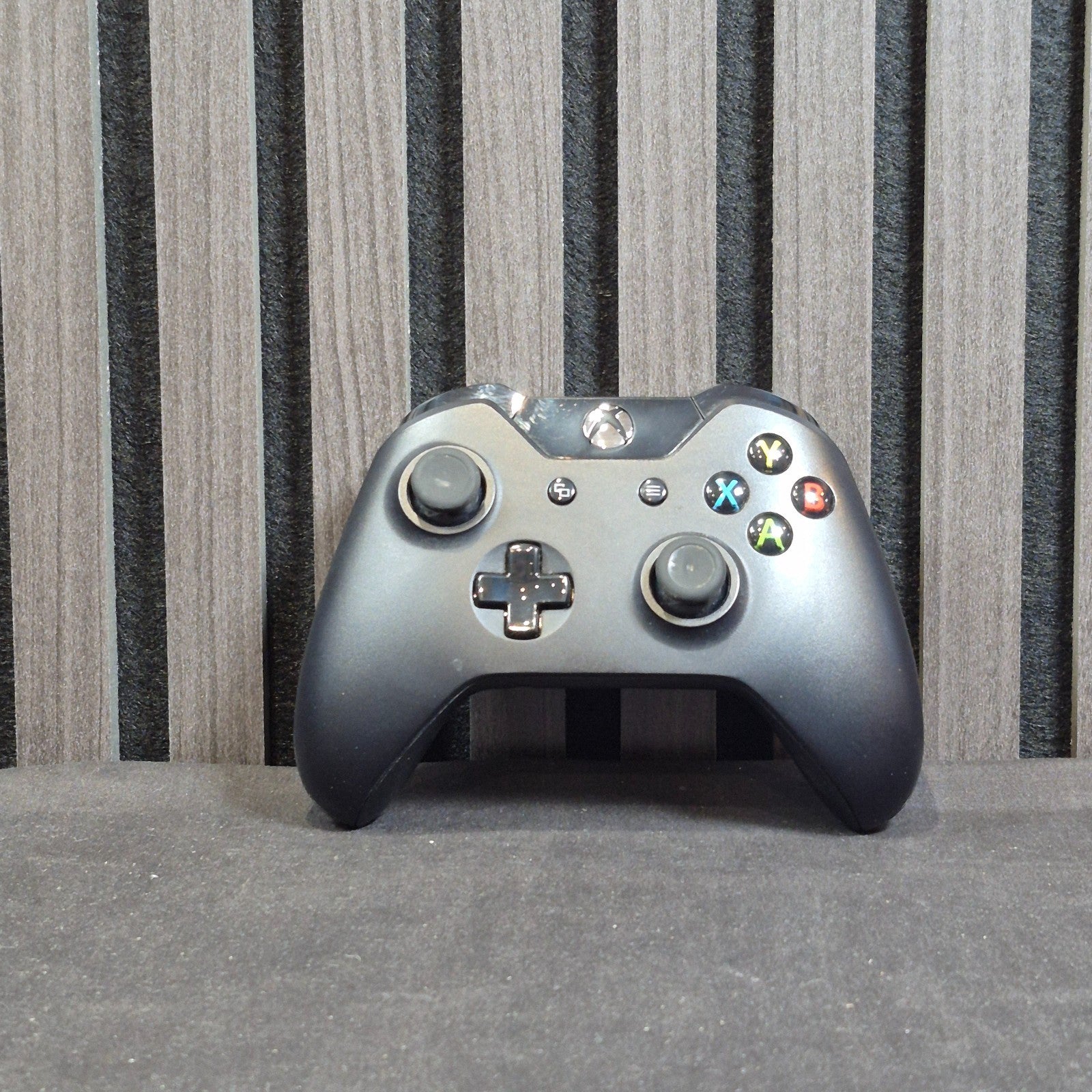 Xbox One Controller und Kabel aus dem Lieferumfang