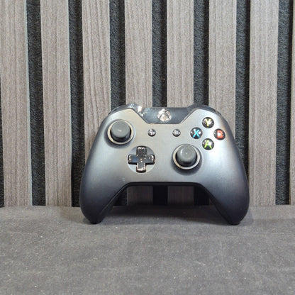 Xbox One Controller und Kabel aus dem Lieferumfang