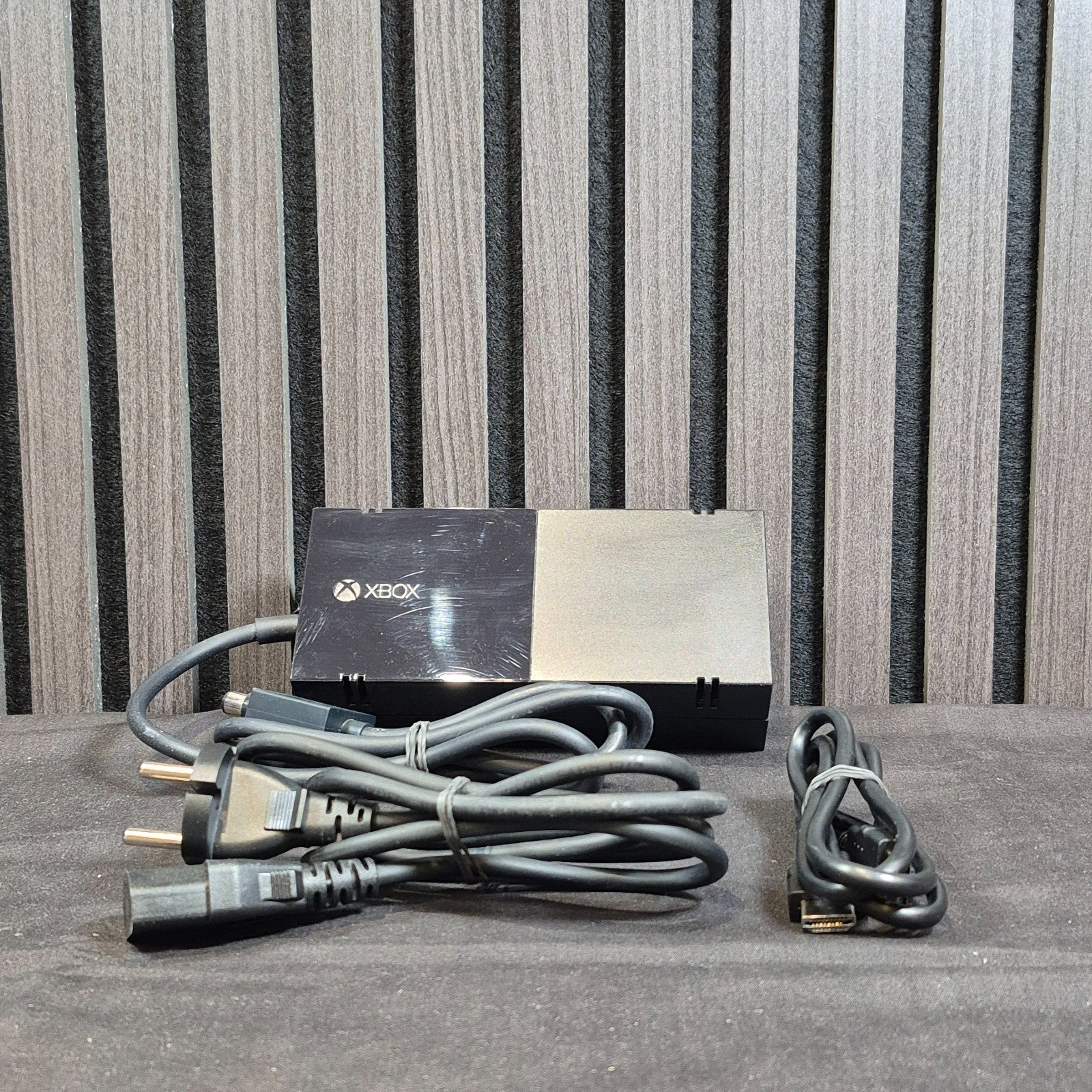 Lieferumfang der Microsoft Xbox One 500GB mit Controller und Kabeln