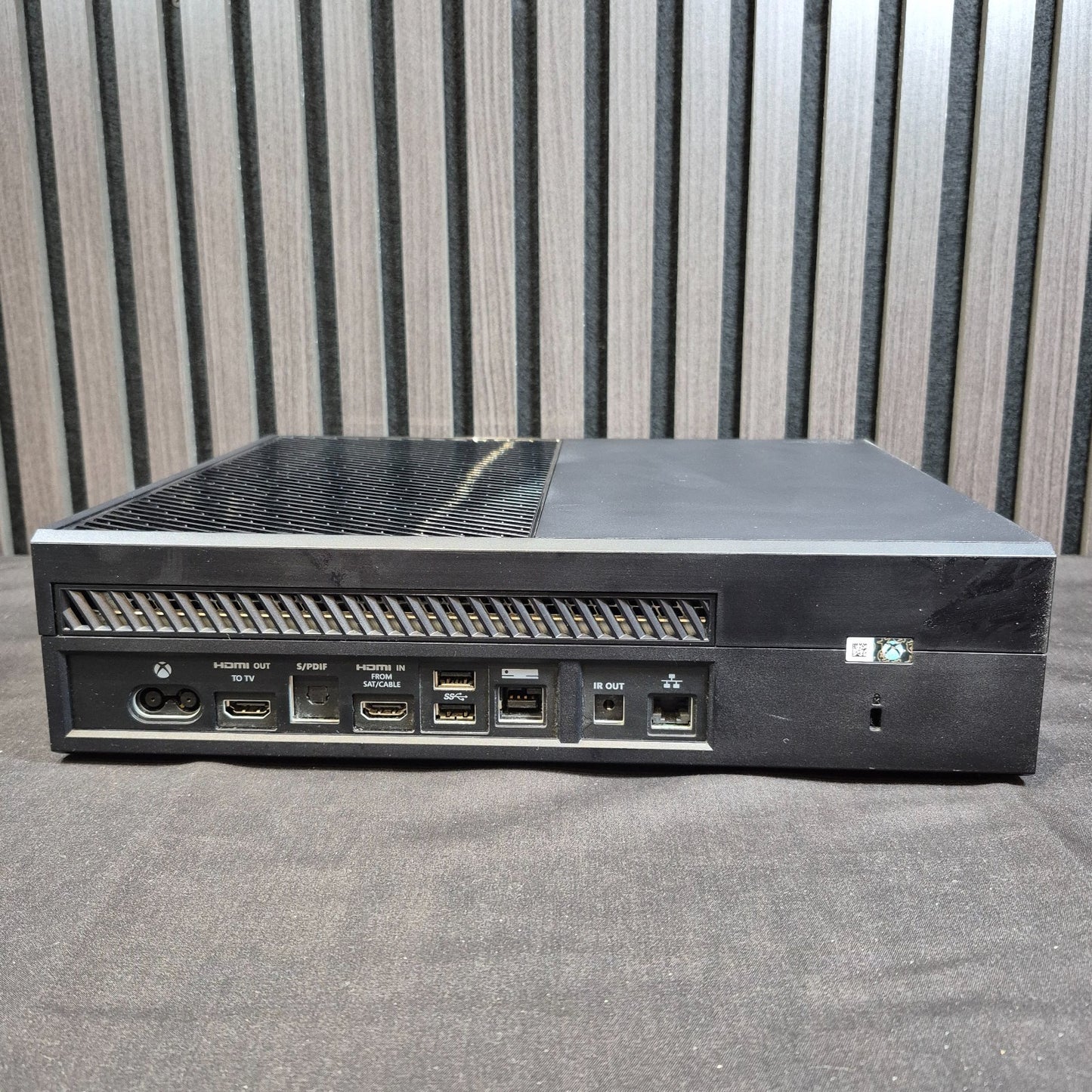Rückseite der Microsoft Xbox One 500GB Konsole mit Anschlüssen