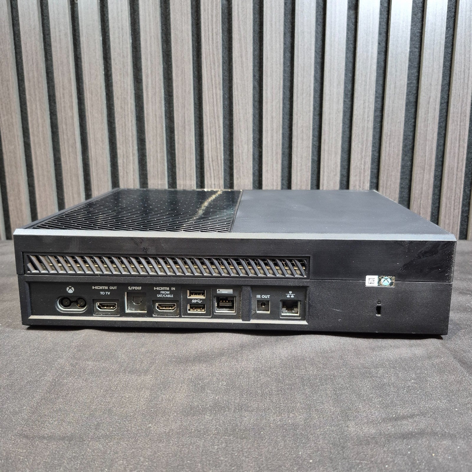 Rückseite der Microsoft Xbox One 500GB Konsole mit Anschlüssen