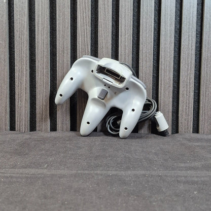 Original Nintendo 64 Controller NUS-005 Rückseite mit Kabel und Erweiterungsanschluss