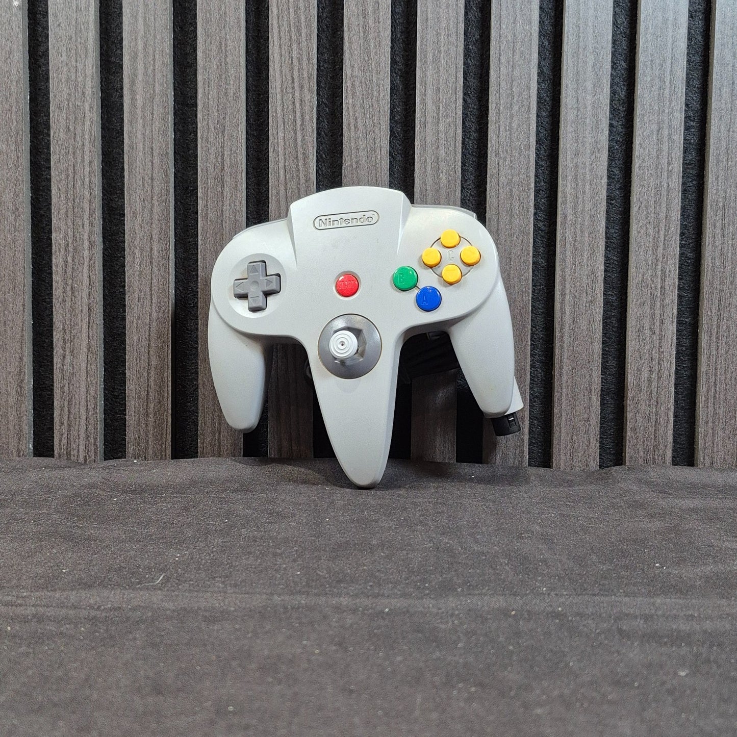 Original Nintendo 64 Controller NUS-005 in Grau Vorderseite mit Analogstick und Tasten
