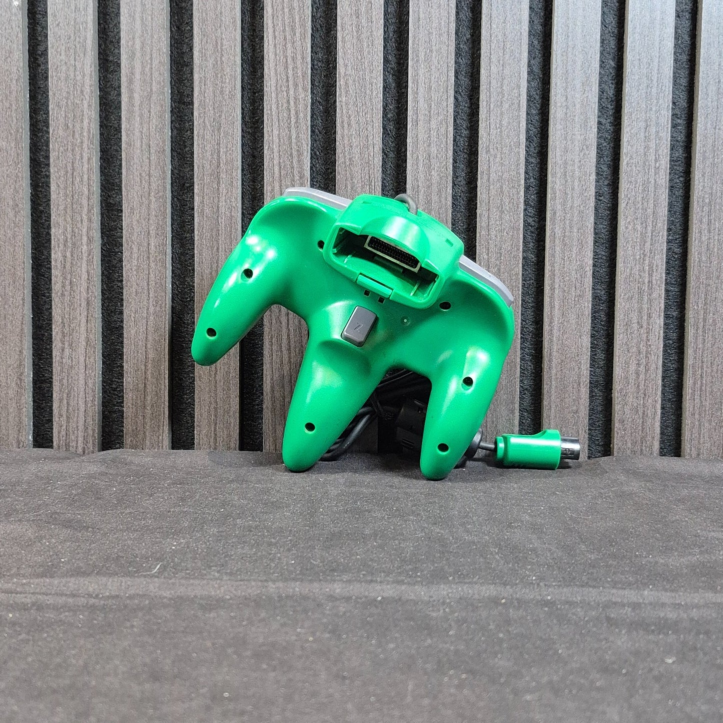 Original Nintendo 64 Controller NUS-005 in Grün Rückseite mit Kabel und Erweiterungsanschluss