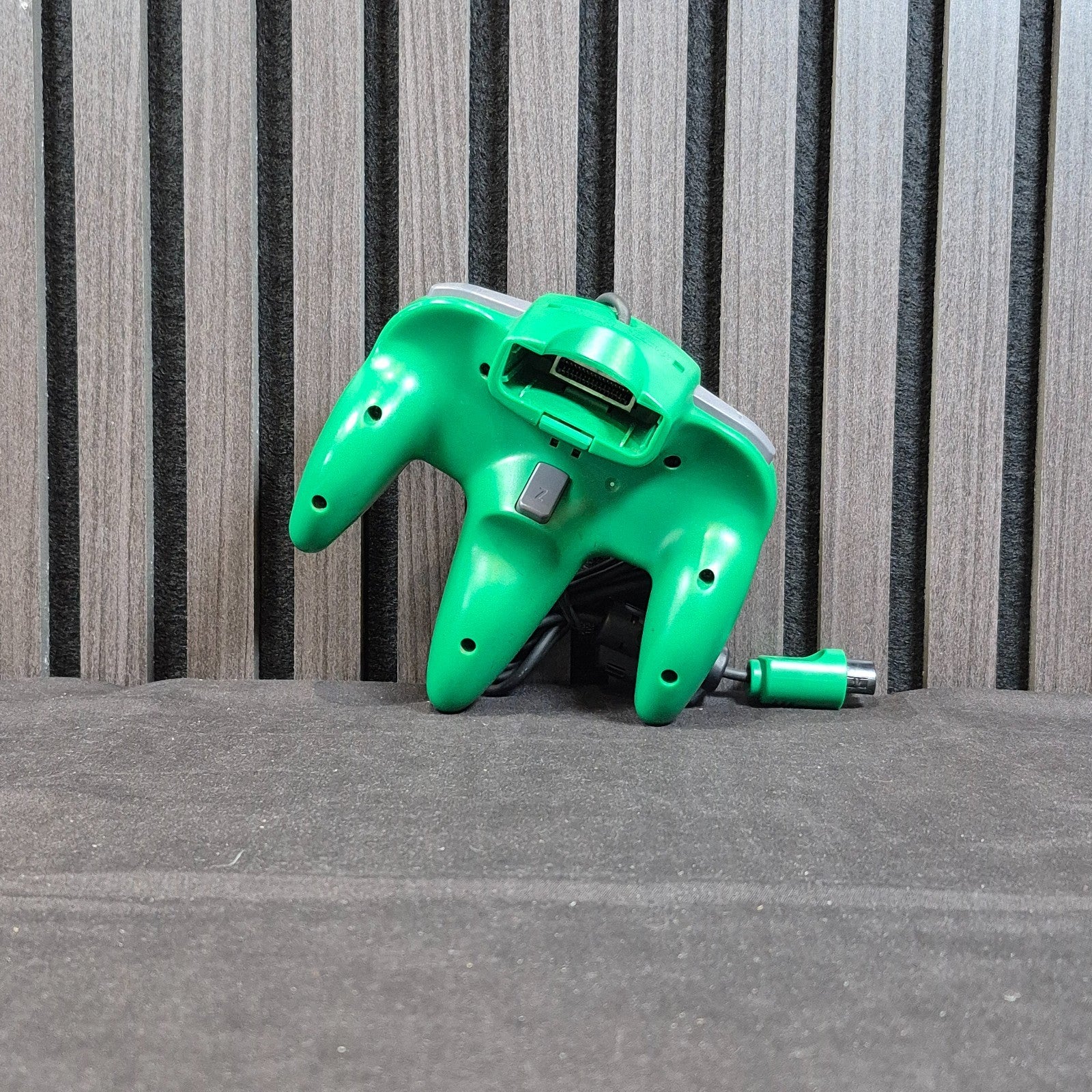 Original Nintendo 64 Controller NUS-005 in Grün Rückseite mit Kabel und Erweiterungsanschluss