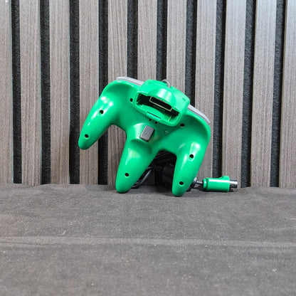Original Nintendo 64 Controller NUS-005 in Grün Rückseite mit Kabel und Erweiterungsanschluss