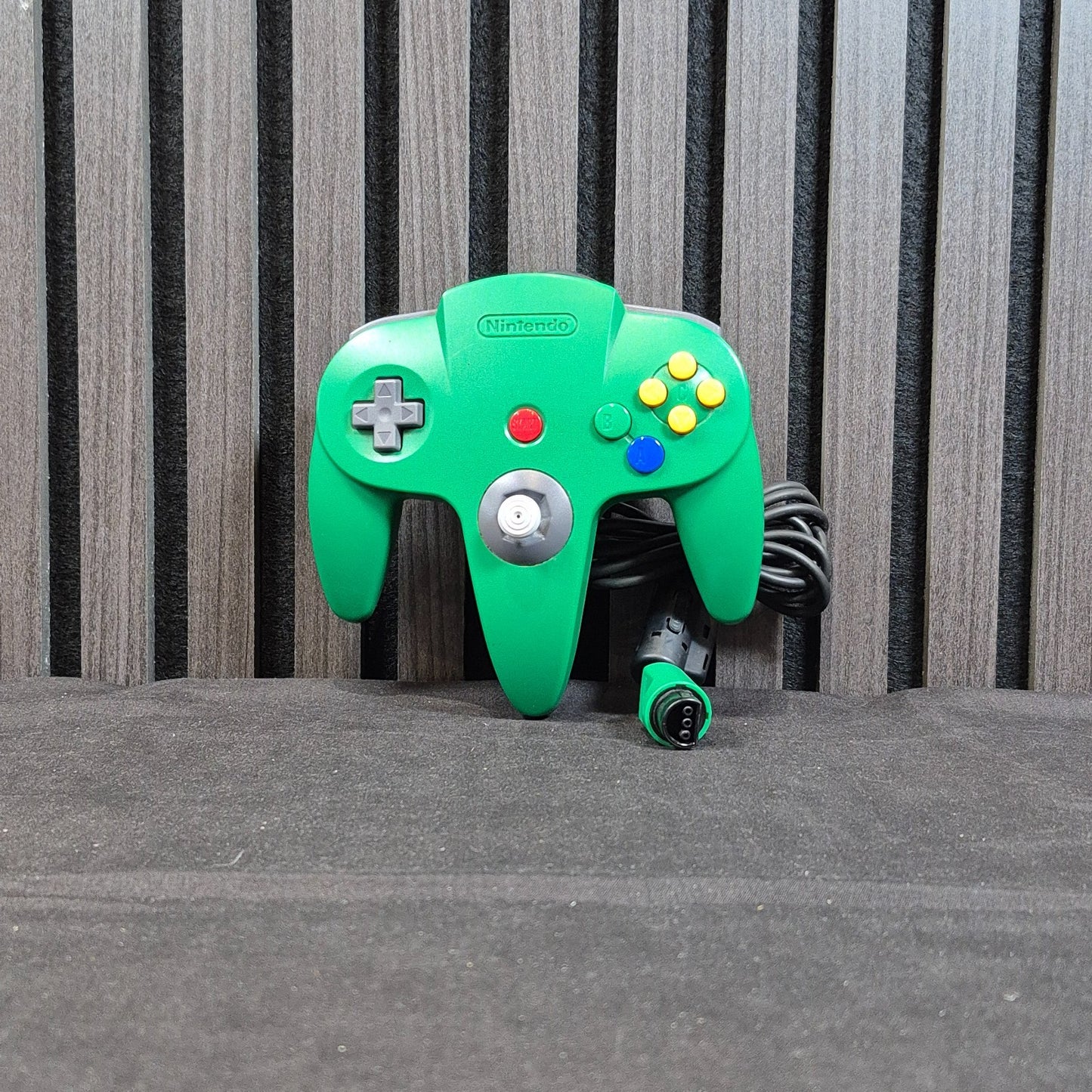 Original Nintendo 64 Controller NUS-005 in Grün Vorderseite mit Analogstick und Tasten