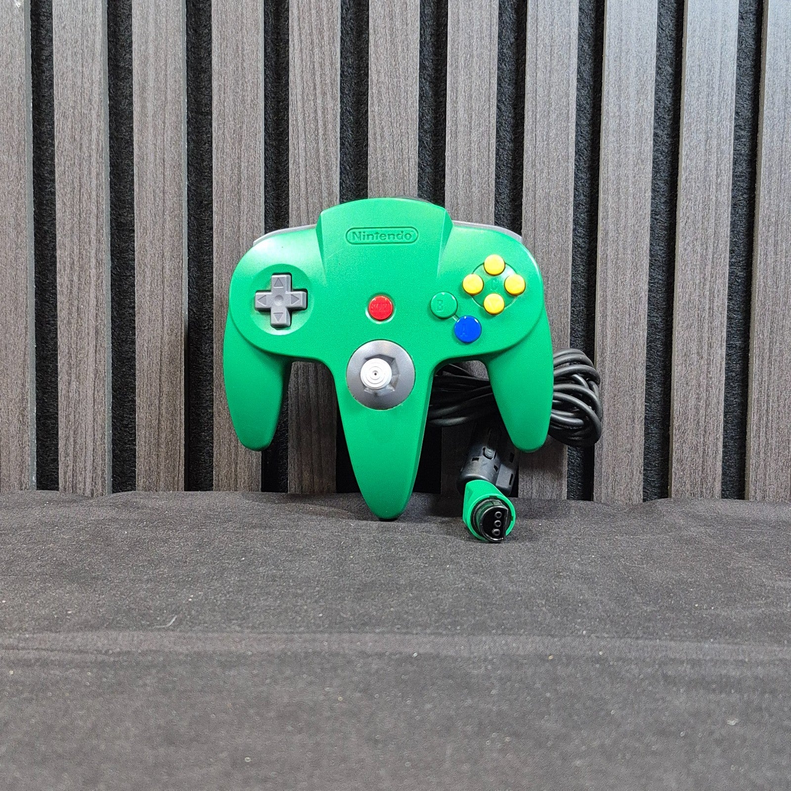 Original Nintendo 64 Controller NUS-005 in Grün Vorderseite mit Analogstick und Tasten