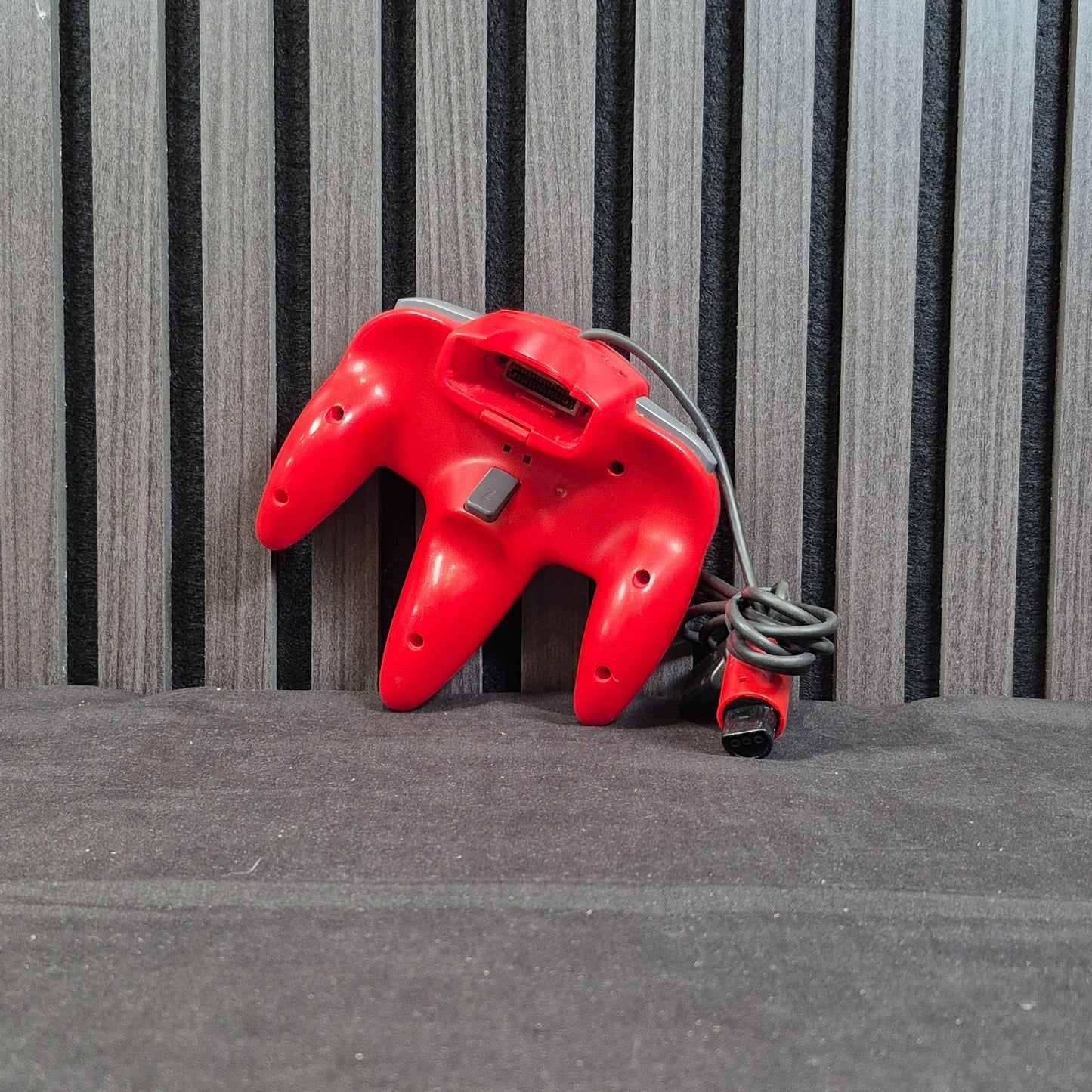Original Nintendo 64 Controller NUS-005 in Rot Rückseite mit Kabel und Erweiterungsanschluss