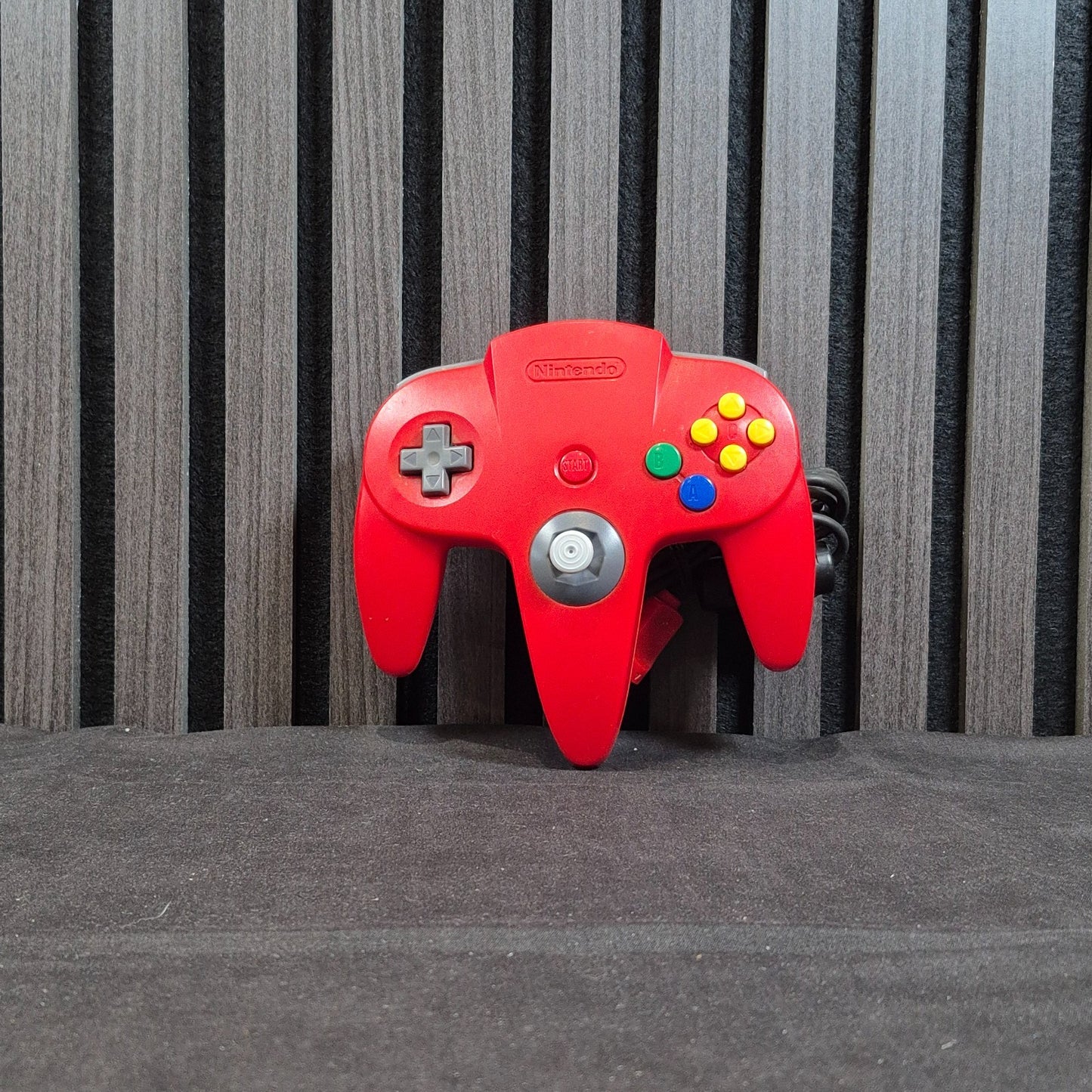 Original Nintendo 64 Controller NUS-005 in Rot Vorderseite mit Analogstick und Tasten