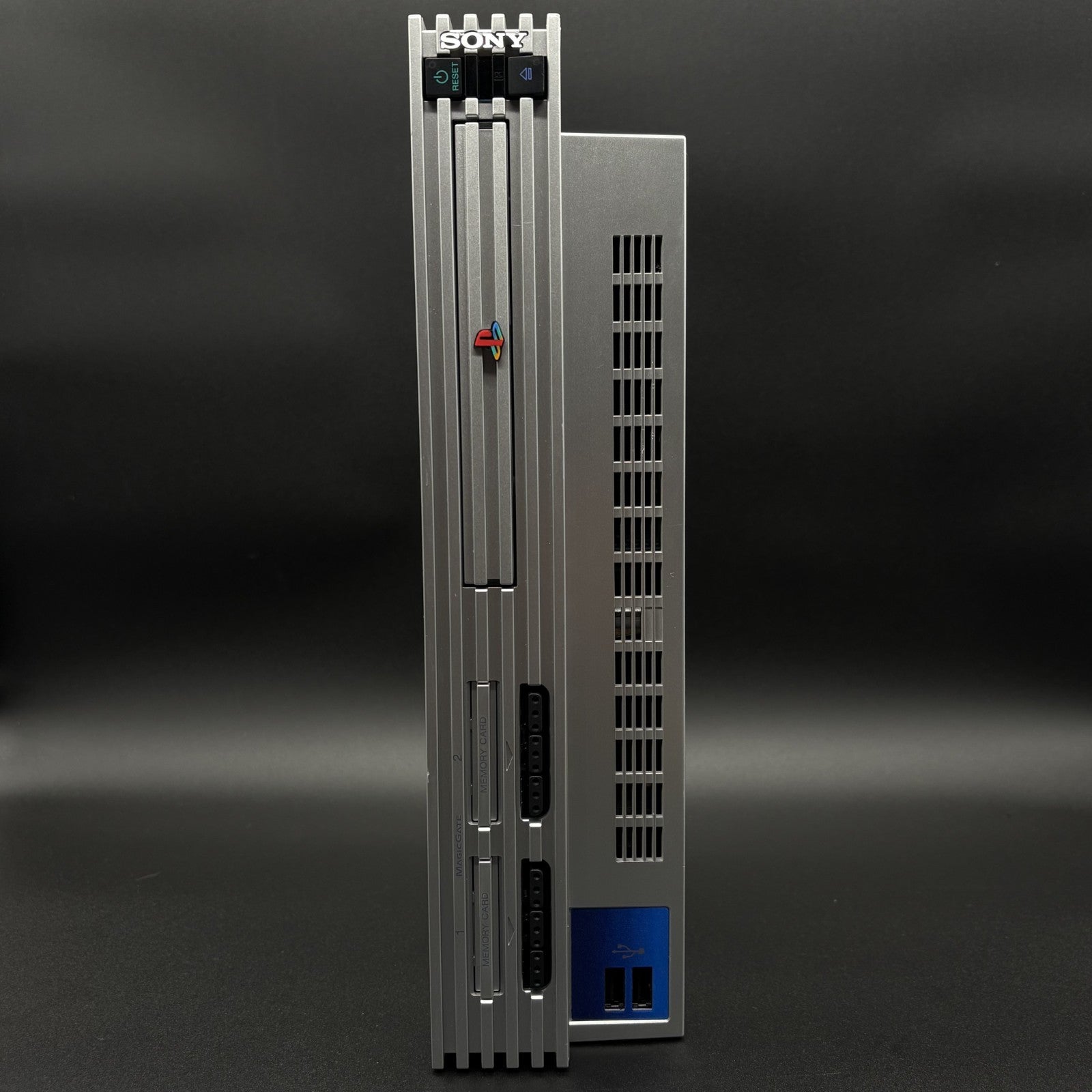 PlayStation 2 FAT Konsole Frontansicht