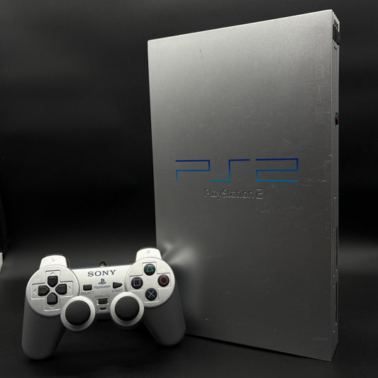 PlayStation 2 FAT Konsole mit Controller Frontansicht