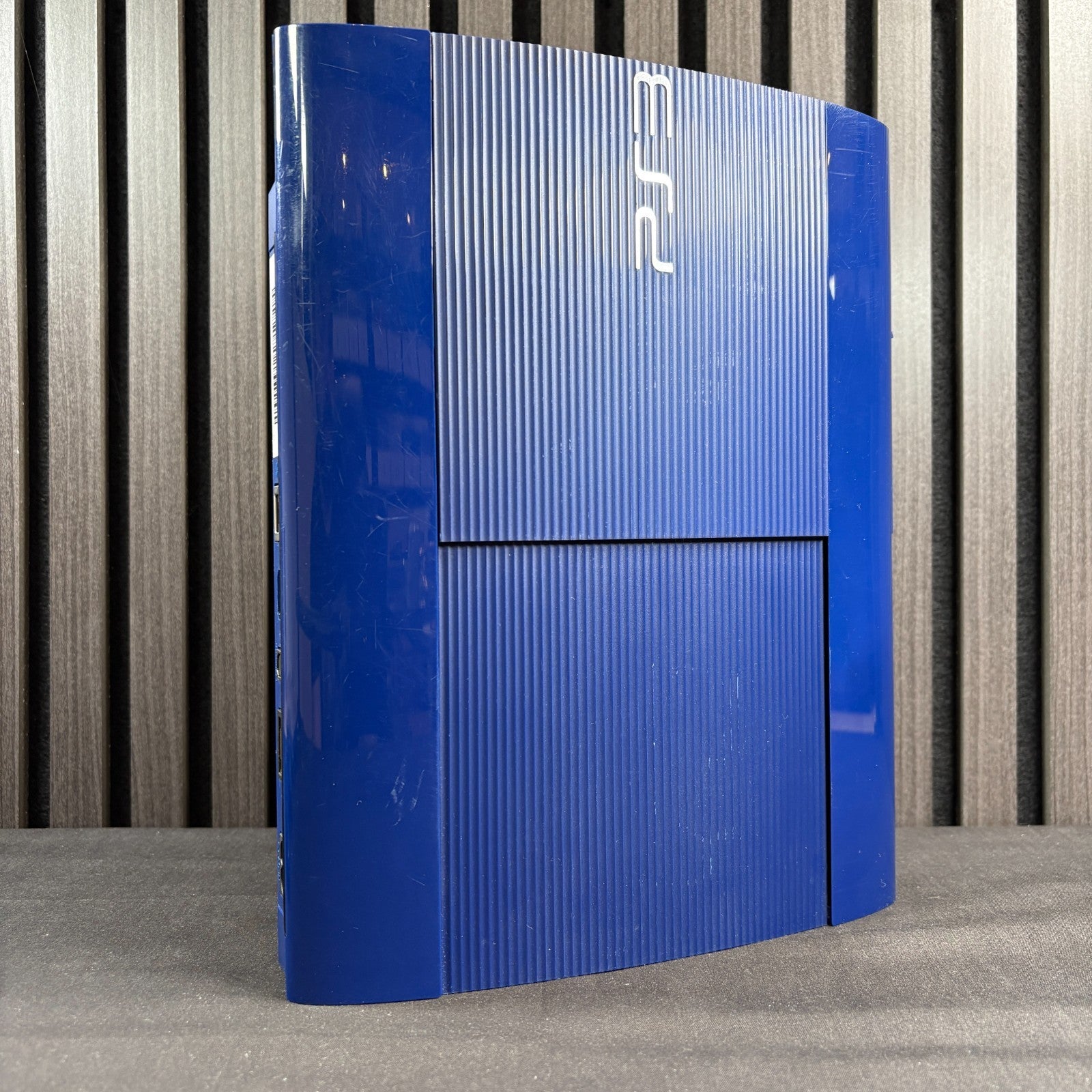 PlayStation 3 Super Slim Azurite Blau Vorderseite geschlossen