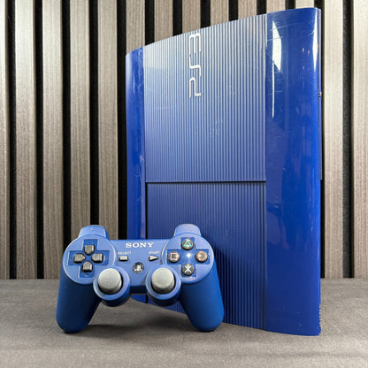 PlayStation 3 Super Slim in Azurite Blau mit Controller Frontansicht
