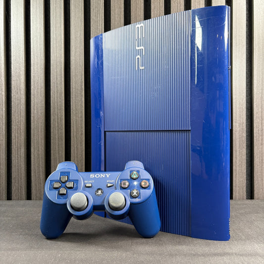 PlayStation 3 Super Slim in Azurite Blau mit Controller Frontansicht