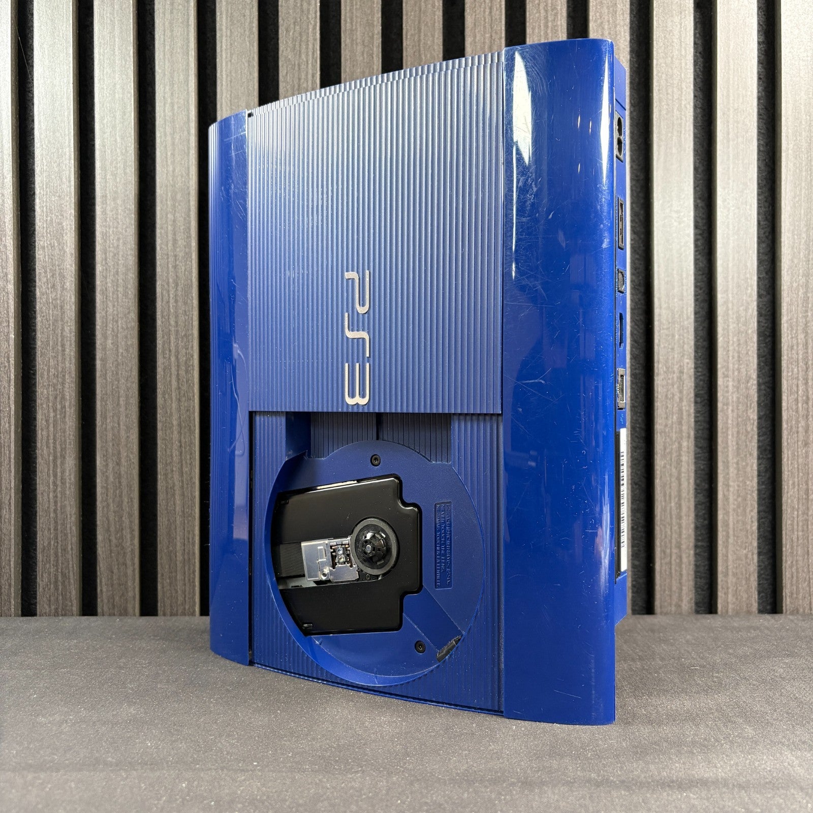 PlayStation 3 Super Slim Azurite Blau Seitenansicht mit Laufwerk