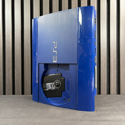 PlayStation 3 Super Slim Azurite Blau Seitenansicht mit Laufwerk