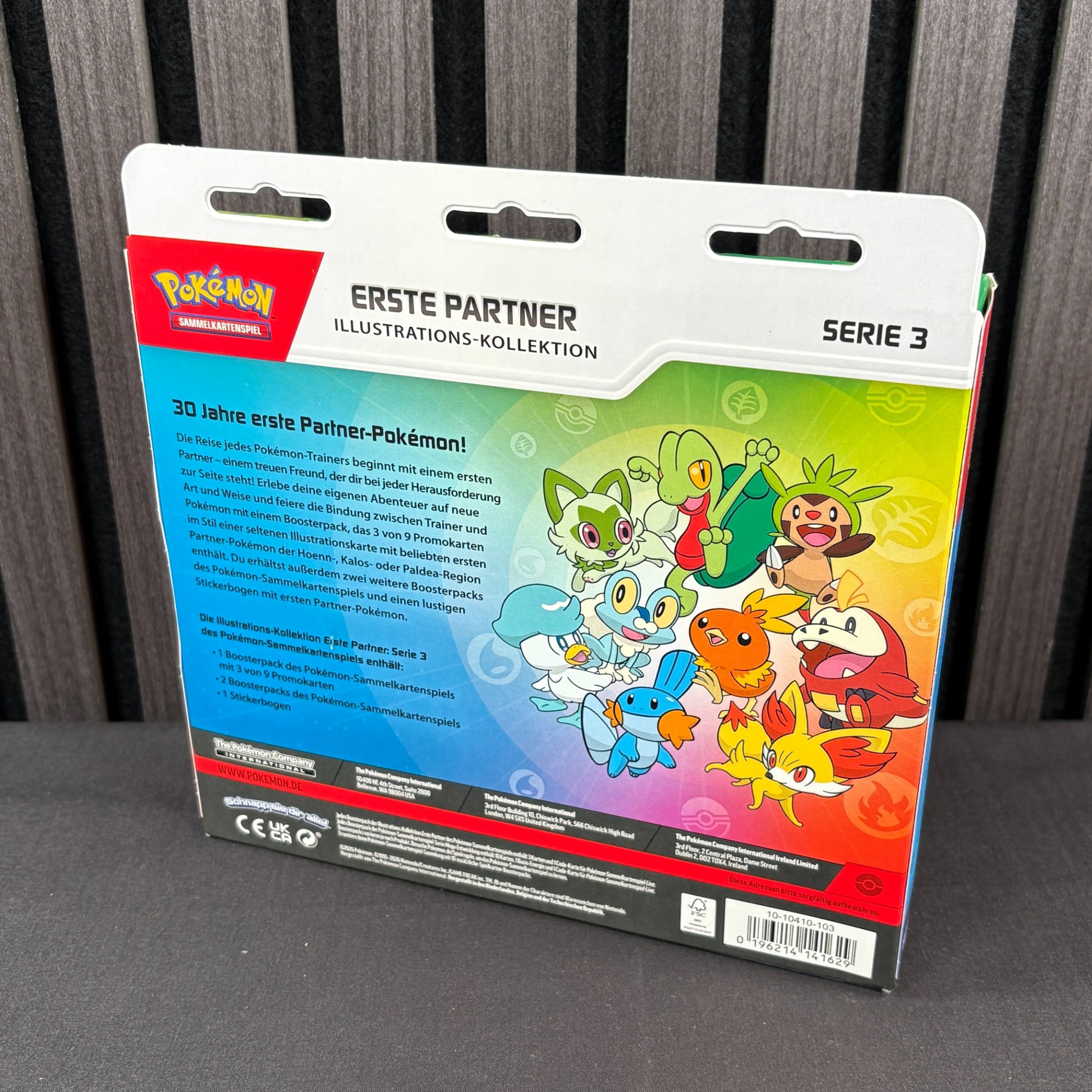 Pokémon Erste Partner Illustrations-Kollektion Serie 3 Deutsch OVP Rückseite Perspektivansicht
