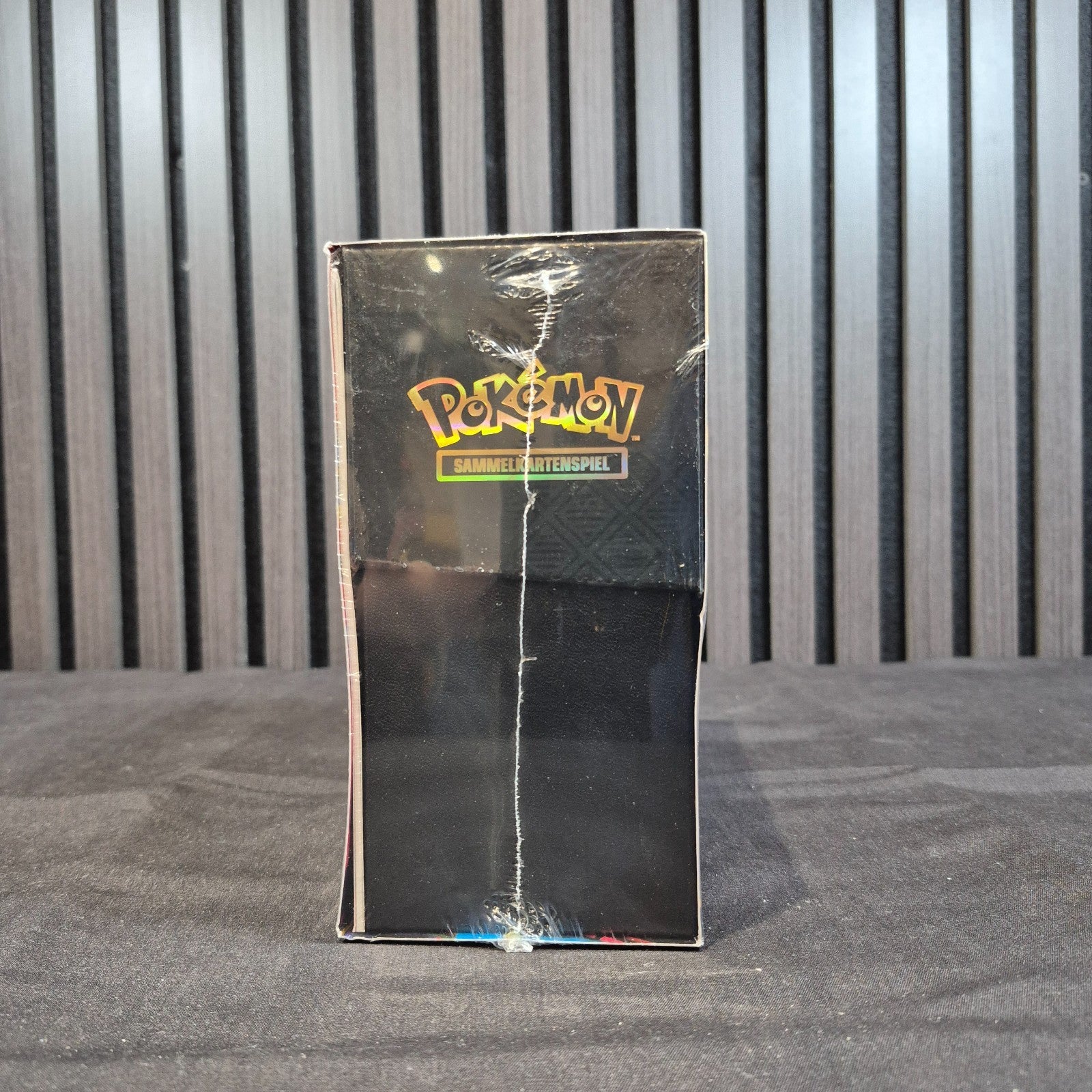Pokémon Mega Evolution ETB German Seitenansicht mit versiegelter Verpackung