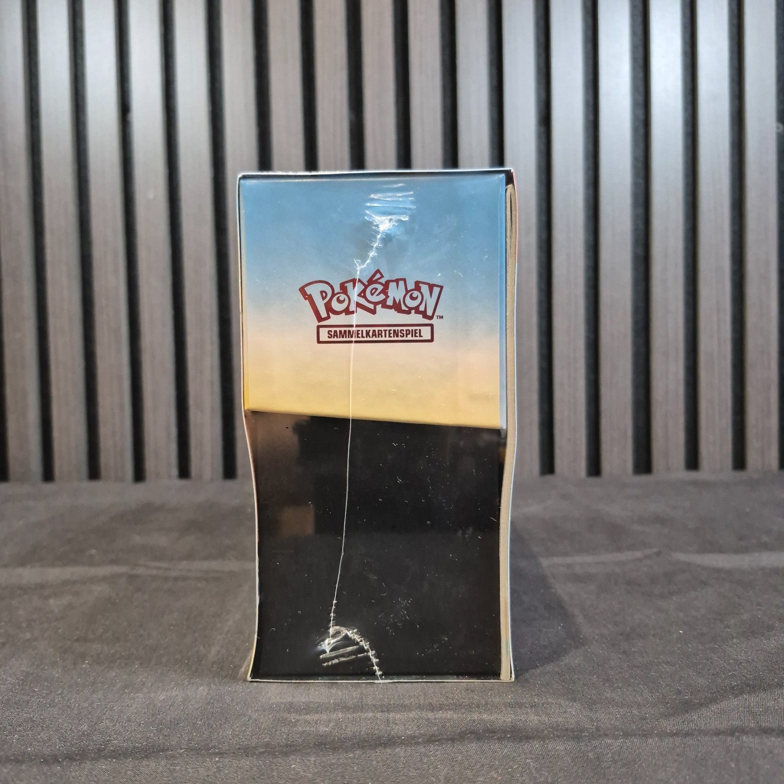 Pokémon Paradox Rift ETB deutsche Ausgabe Seitenansicht mit beschädigter Folie