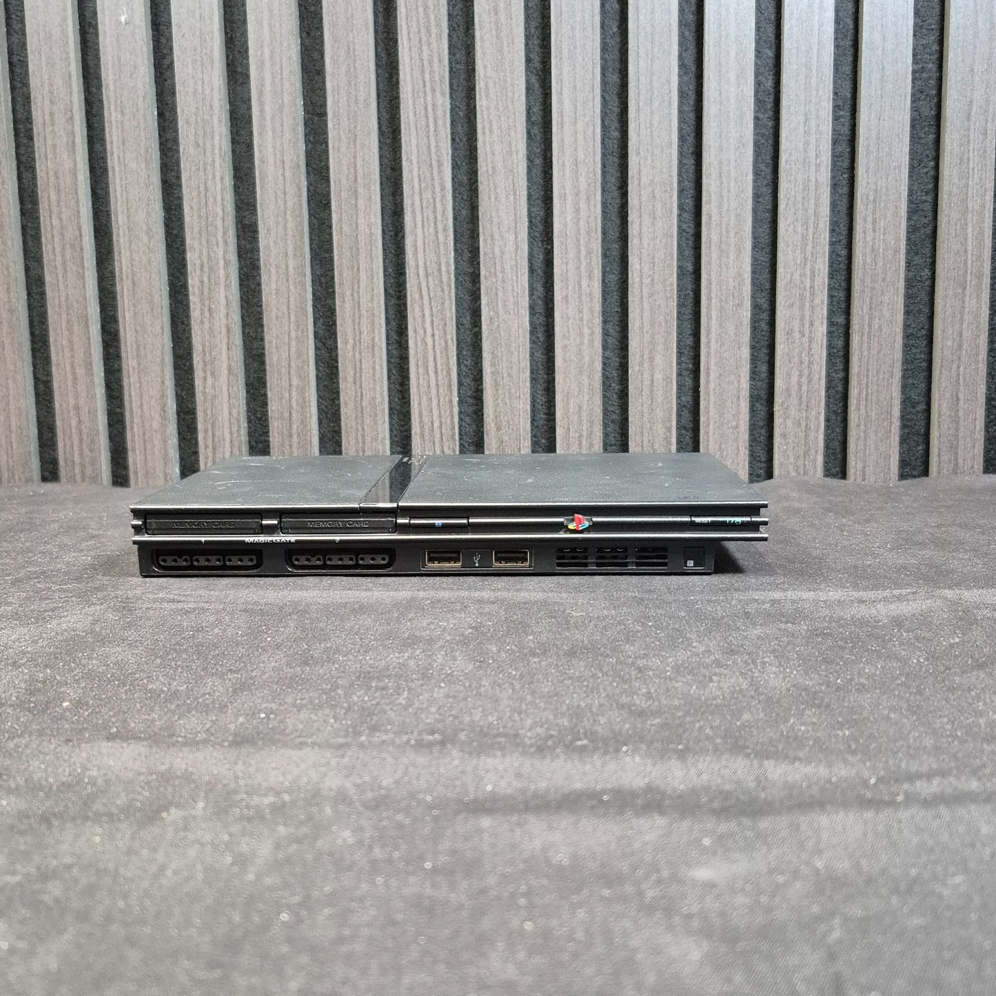 Sony PlayStation 2 Slim Konsole Schwarz liegend in horizontaler Ansicht