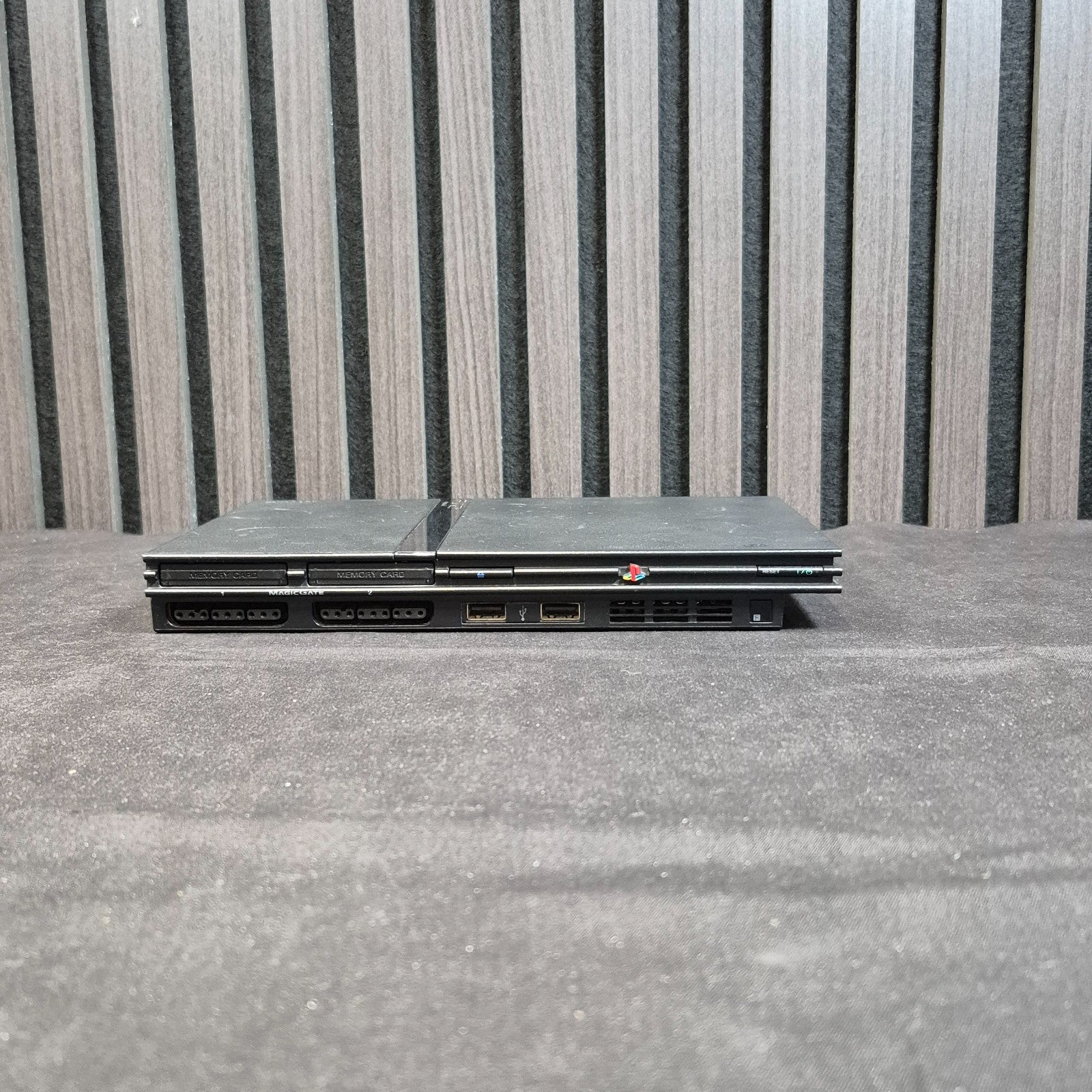 Sony PlayStation 2 Slim Konsole Schwarz liegend in horizontaler Ansicht