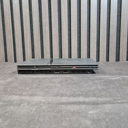 Sony PlayStation 2 Slim Konsole Schwarz liegend in horizontaler Ansicht