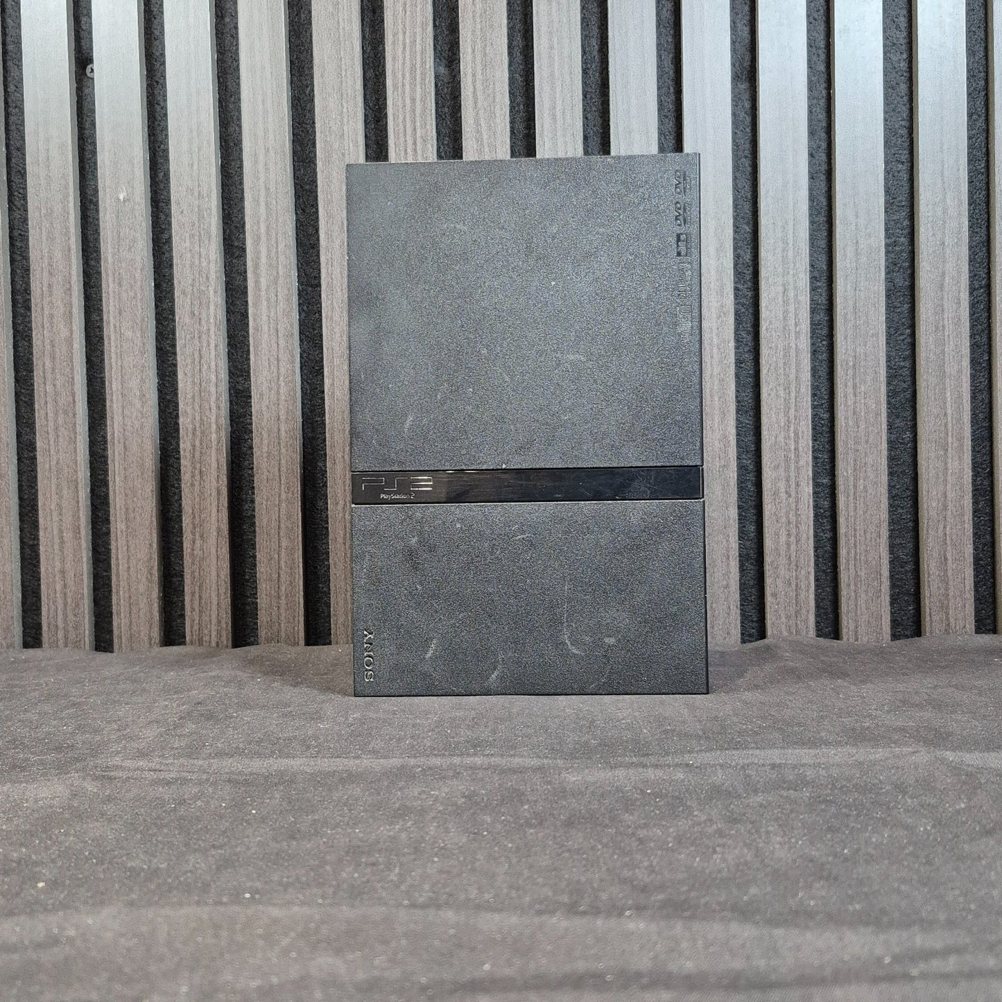 Sony PlayStation 2 Slim Konsole Schwarz stehende Vorderansicht