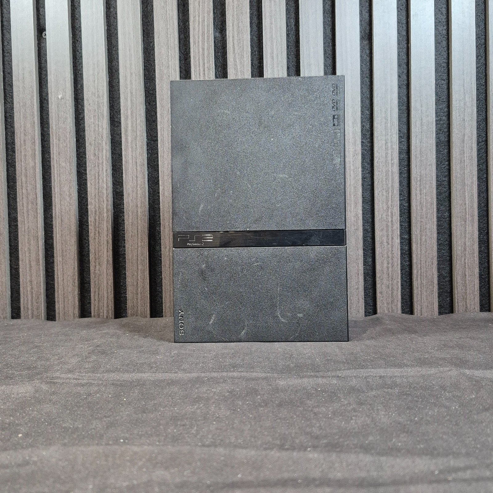Sony PlayStation 2 Slim Konsole Schwarz stehende Vorderansicht