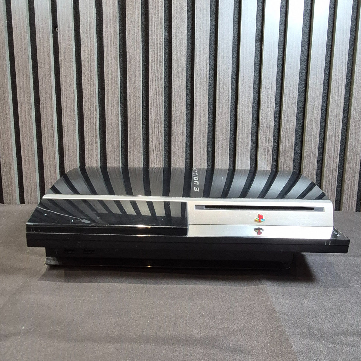 Sony PlayStation 3 Fat CECHL04 Seitenansicht schwarzes Gehäuse