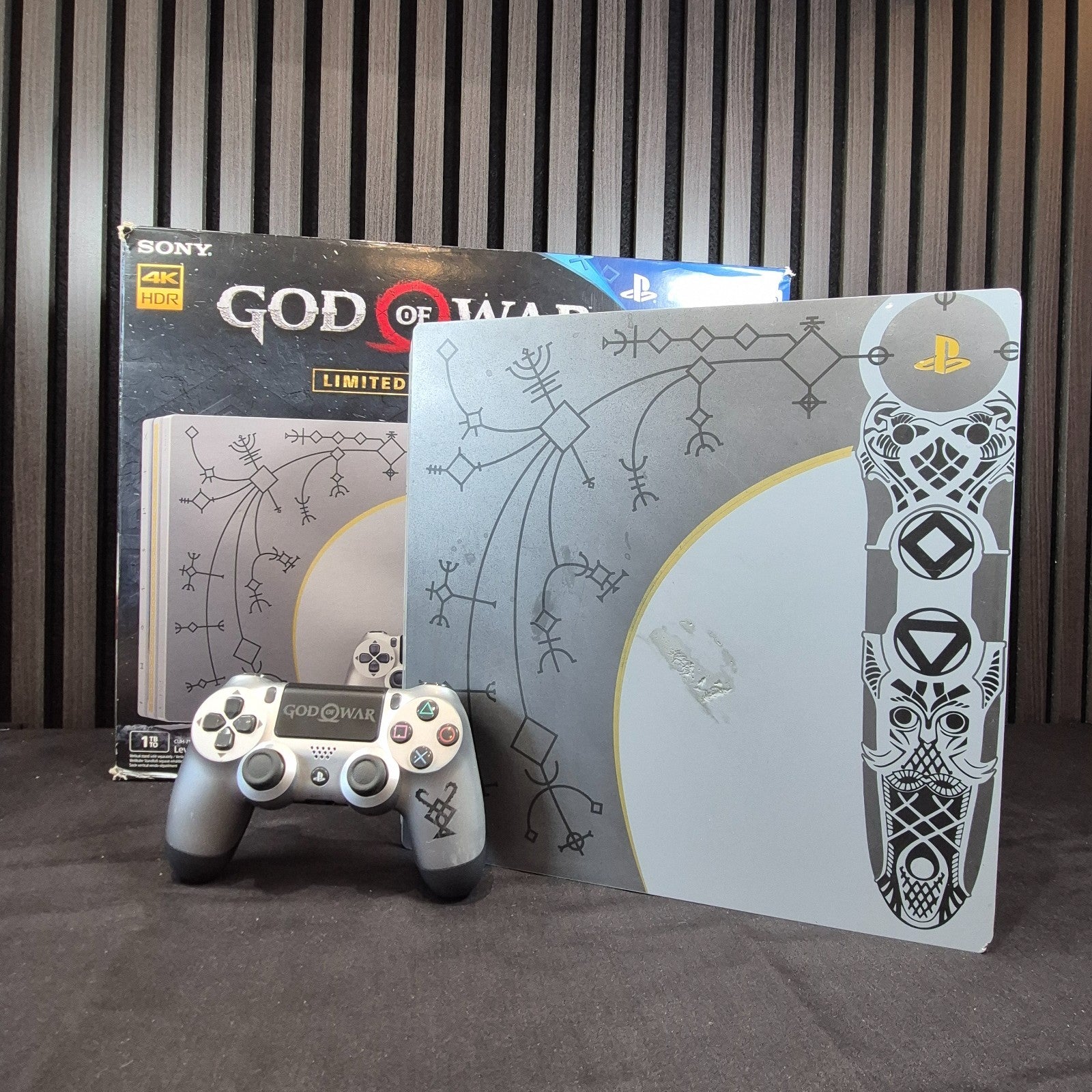 Sony PlayStation 4 Pro God of War Limited Edition mit Originalverpackung und Controller