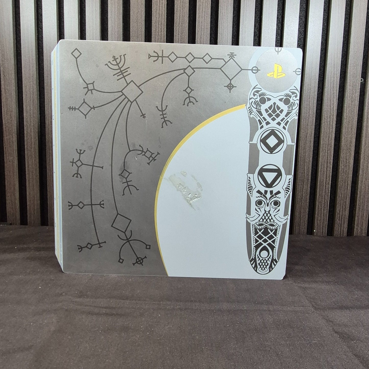 Detailansicht der Originalverpackung der PlayStation 4 Pro God of War Edition
